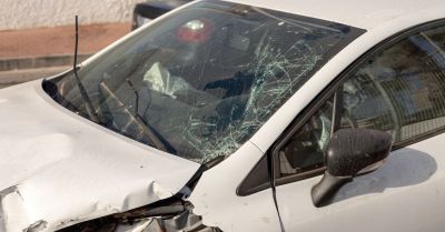 Dachował i uciekł z miejsca zdarzenia - jak się okazało nie posiadał wymaganych uprawnień do kierowania pojazdami mechanicznymi